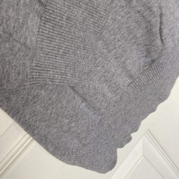 J.J. Basics Gray Knit Sweater simple and Comfortable size Large - Picture 6 of 6
